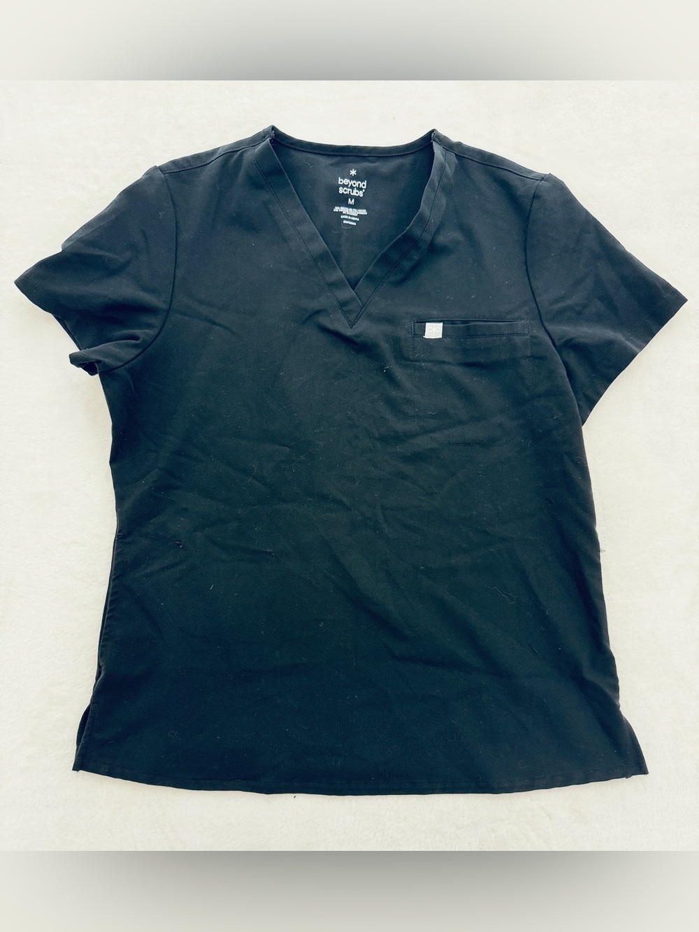 Beyond Scrubs 2-Pocket V-Neck Top Size Medium Black